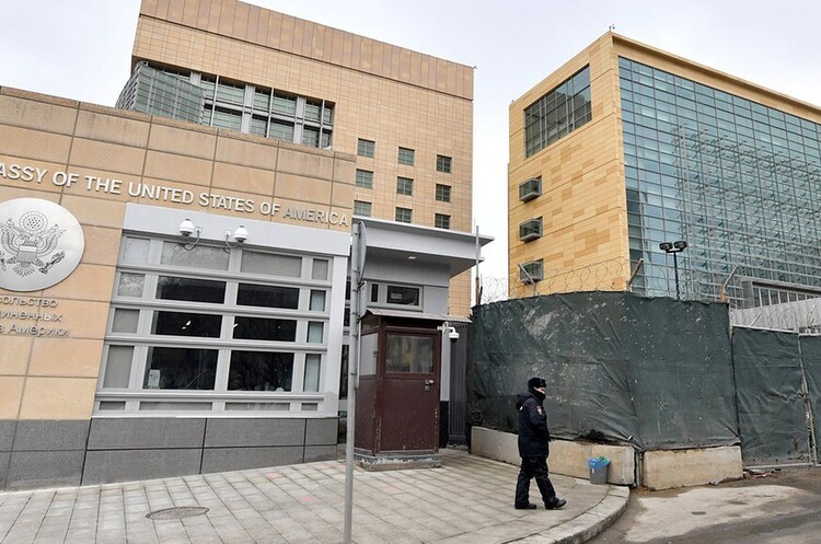 фото DR В росії бюджетників змушують голосувати за перейменування площі біля посольства США в “площу днр”