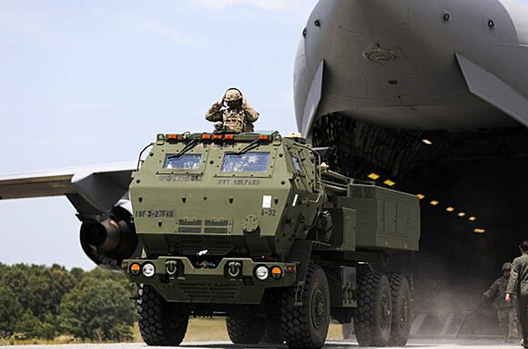 Украинские военные уже учатся работать с ракетными системами HIMARS Украинские военные уже учатся работать с ракетными системами HIMARS