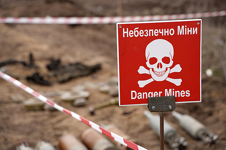 Троє людей підірвались на ворожих мінах на пляжі Херсонщини Троє людей підірвались на ворожих мінах на пляжі Херсонщини