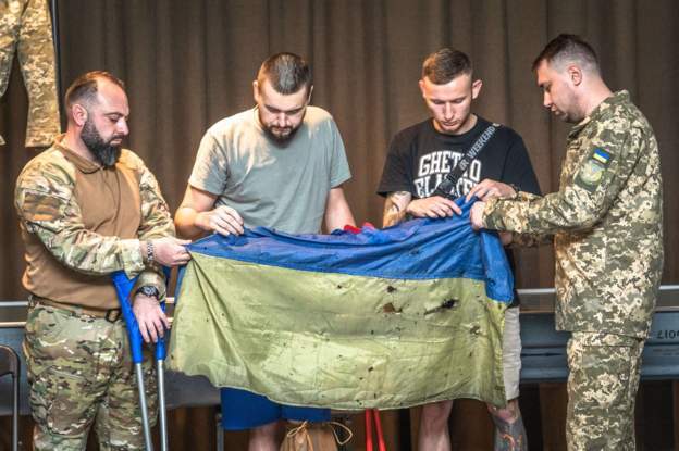 фото ГУР МО Український прапор, який майорів над «Азовсталлю», передали в музей