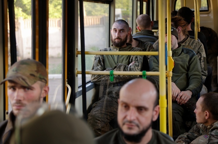 фото Олексій Александров - АР І тут з дна постукали: для полонених українських військових будуть робити фейкові газети і телепередачі