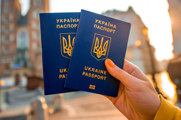Кабмін запустив експериментальний проєкт щодо оформлення паспортів українцям за кордоном Кабмін запустив експериментальний проєкт щодо оформлення паспортів українцям за кордоном