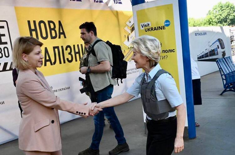 Президентка Єврокомісії Урсула фон дер Ляйєн прибула у Київ Президентка Єврокомісії Урсула фон дер Ляйєн прибула у Київ