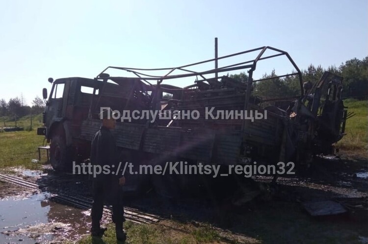 На військовій базі у Брянській області згоріла техніка, що прибула з війни На військовій базі у Брянській області згоріла техніка, що прибула з війни
