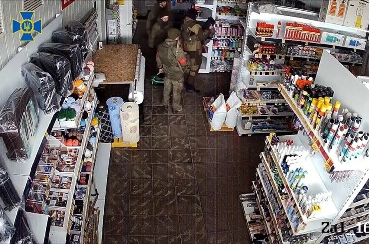 theins.ru/news СБУ опублікувала відео, на якому російські військові грабують супермаркет у Сумській області