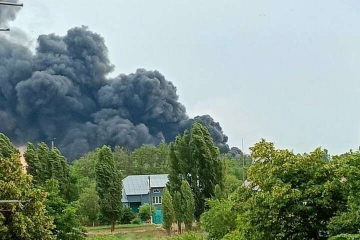 фото з соцмереж У Новій Каховці вибухи і масштабна пожежа: повідомляють про підрив складу боєприпасів