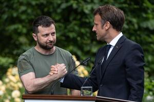 Президент Франції заявив, що не поїде в росію без «жестів» путіна