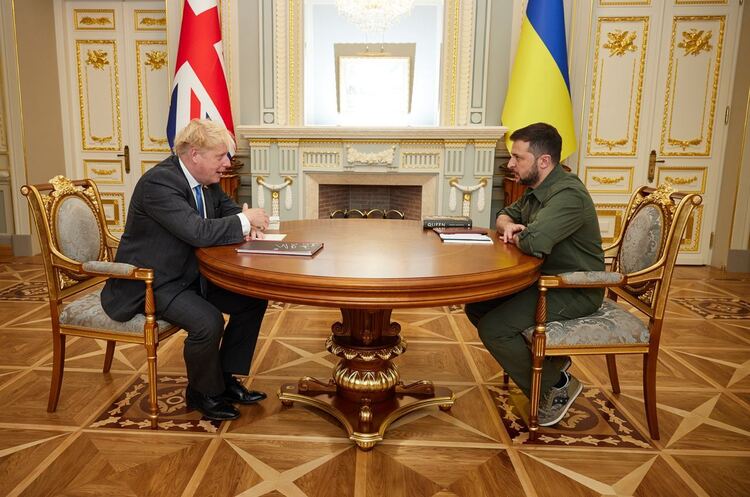 Прем'єр-міністр Великої Британії Борис Джонсон та президент України Володимир Зеленський Великобританія запропонувала Україні «масштабну» програму з підготовки військовослужбовців