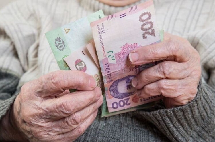 Українці на окупованих територіях Херсонщини та Запоріжжя продовжують отримувати пенсії і соціальні виплати