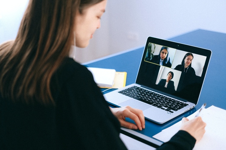 Фото: Pexels Zoom надасть безкоштовний доступ українським університетам та училищам