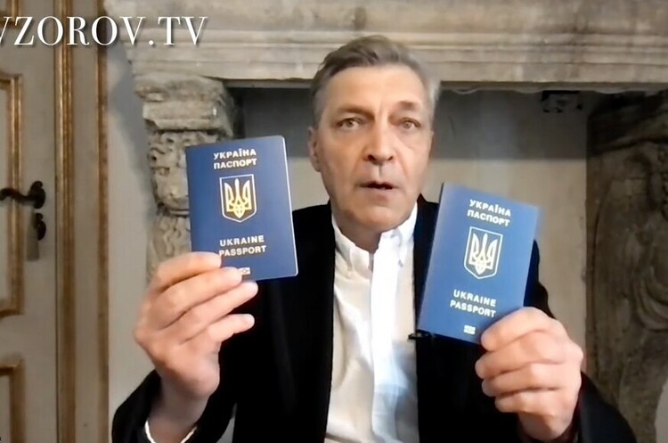 Невзоров продемонстрував свій український паспорт