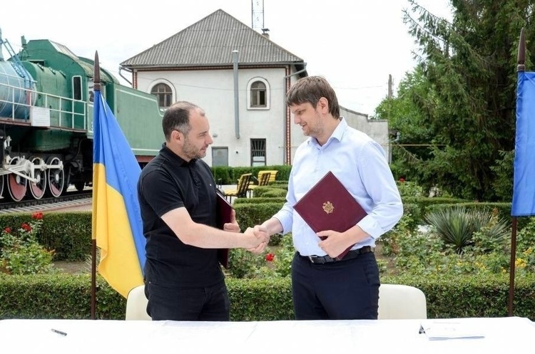Міністри інфраструктури України й Молдови Олександр Кубраков і Андрій Спину Мінінфраструктури України та Молдови спільно відновлять один із напрямків сполучення