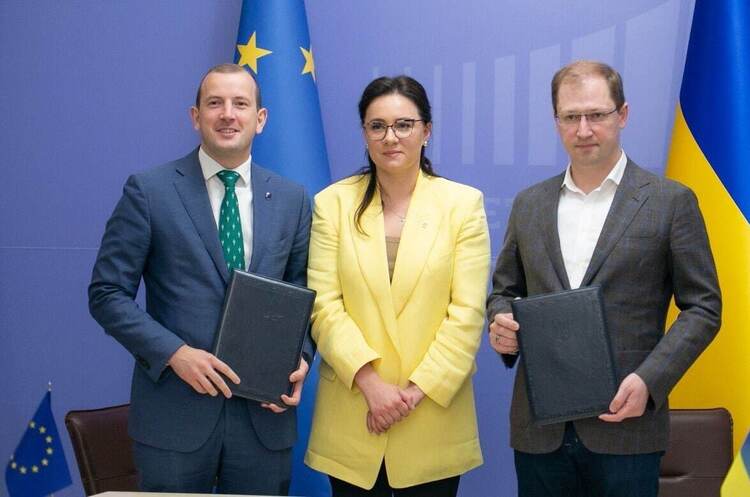Комісар ЄС з питань навколишнього середовища Віргініюс Сінкявічус, міністерка економіки України Юлія Свириденко та міністр захисту довкілля України Руслан Стрілець Україна офіційно стала учасником європейської програми дій з довкілля і клімату «LIFE»