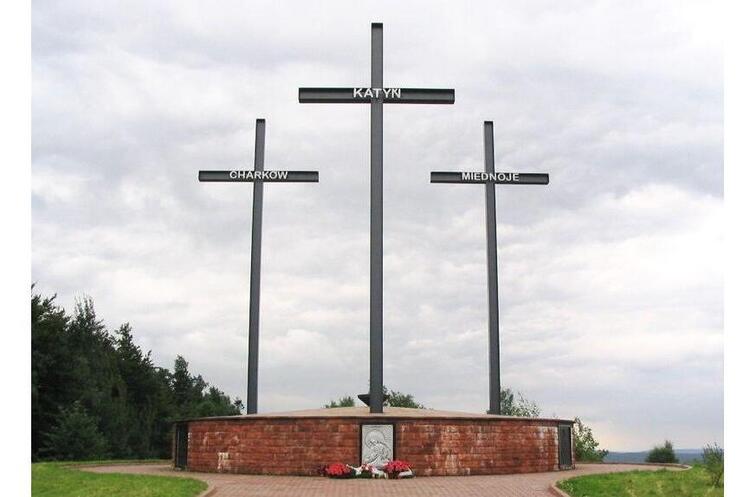Російська влада зняла польські прапори з Катинського військового кладовища