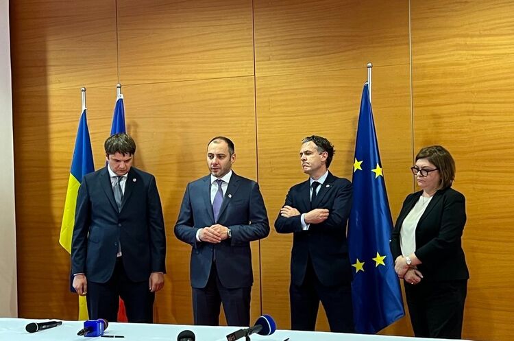 Україна підписала угоду про лібералізацію автомобільних перевезень з Євросоюзом Україна підписала угоду про лібералізацію автомобільних перевезень з Євросоюзом