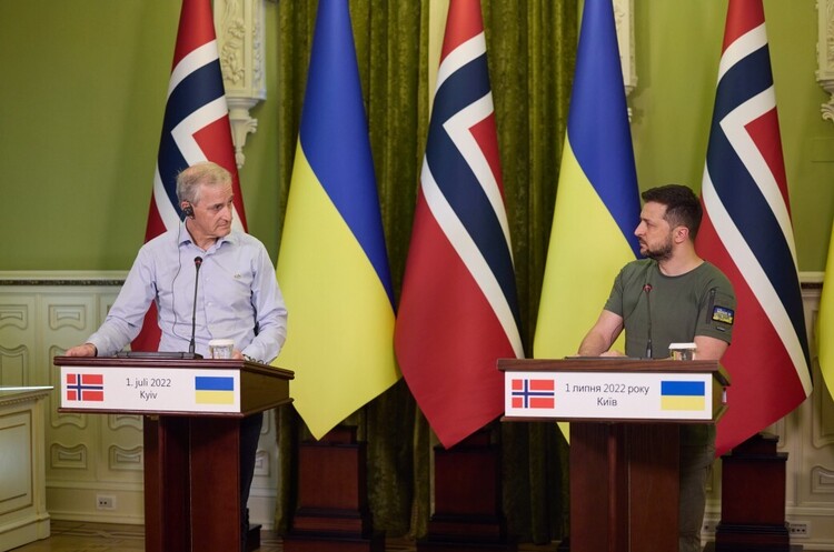 Зеленський: «Такі ракети створювалися для ураження авіаносців, а росіяни ними б'ють по українських будинках” Зеленський: «Такі ракети створювалися для ураження авіаносців, а росіяни ними б'ють по українських будинках”