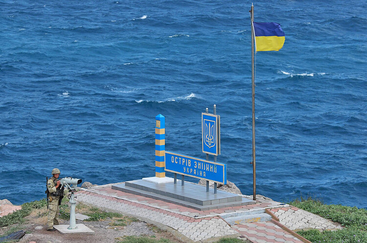 Український прапор повернувся на Зміїний: територія знову під юрисдикцією України