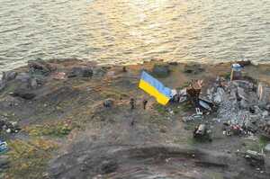 На Змеином установили государственный флаг Украины