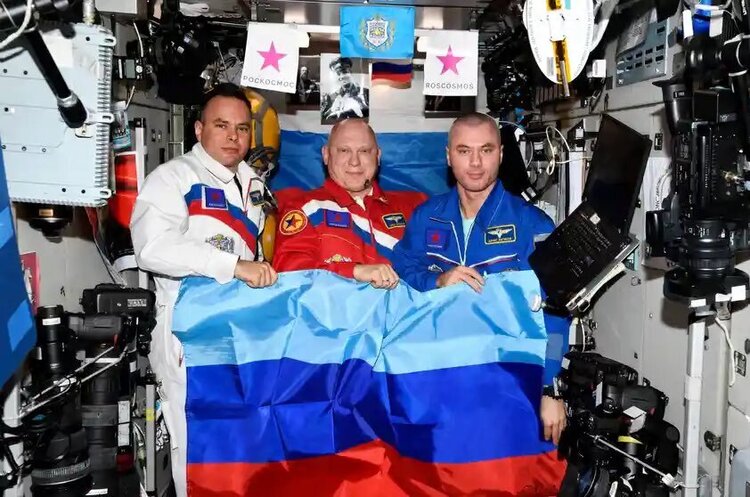 Російські космонавти розгорнули на МКС прапори так званих «ЛНР«і «ДНР» Російські космонавти розгорнули на МКС прапори так званих «ЛНР«і «ДНР»