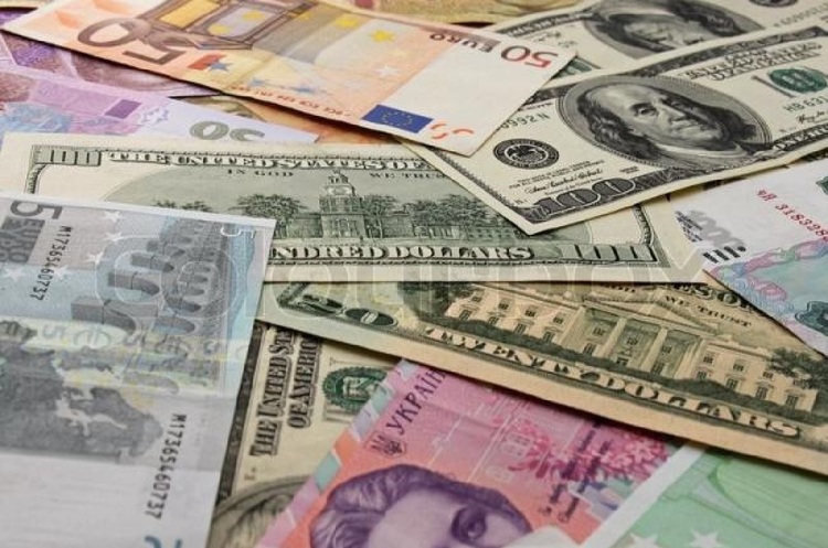 Українці в червні продали валюти на $207 млн більше, ніж купили Українці в червні продали валюти на $207 млн більше, ніж купили