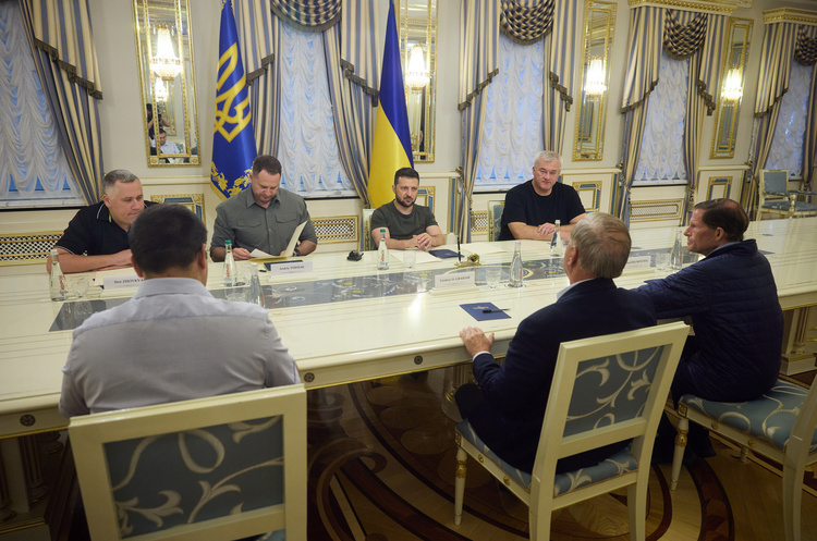 Американські сенатори закликали надати Україні далекобійні ракети для систем HIMARS Американські сенатори закликали надати Україні далекобійні ракети для систем HIMARS