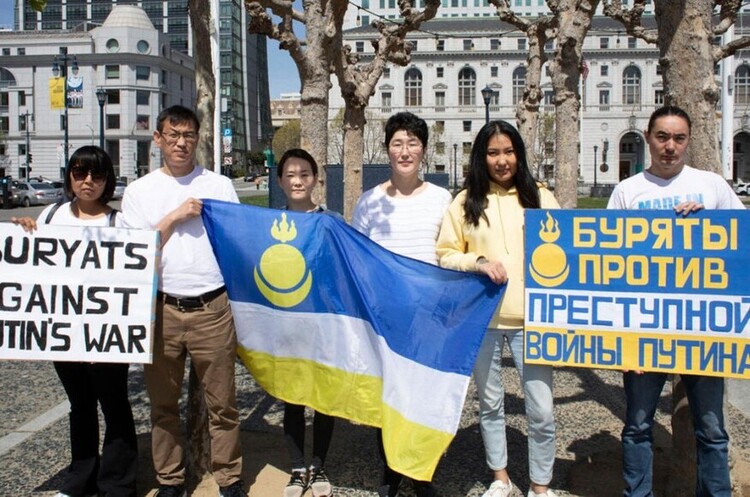 Вистрибували з вікон автобуса, який віз їх в Україну: щонайменше 500 бурятів відмовилися воювати Вистрибували з вікон автобуса, який віз їх в Україну: щонайменше 500 бурятів відмовилися воювати
