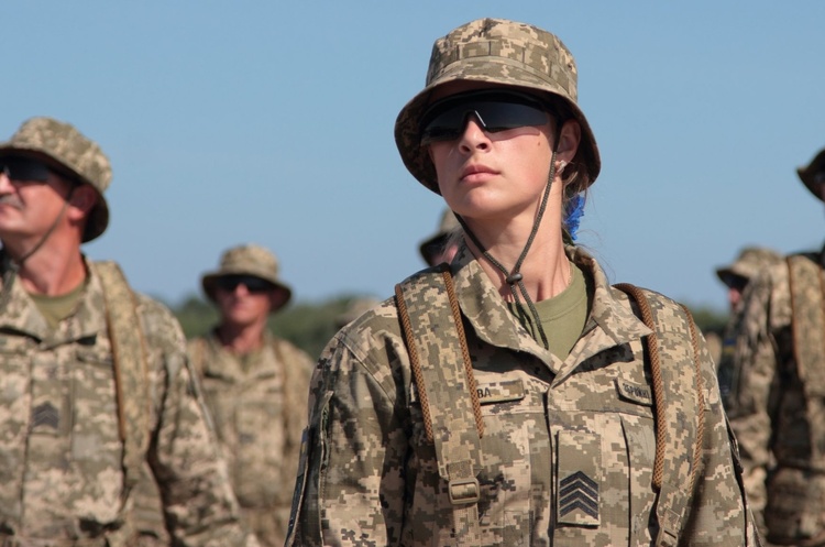 Жінок братимуть на військовий облік лише за їхньою згодою – Генштаб