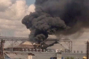 «Пожар возник не просто так»: в Мариуполе горит завод «Сателлит»