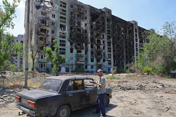 У Сєверодонецьку окупанти змусять пенсіонерів розгрібати завали - Гайдай У Сєверодонецьку окупанти змусять пенсіонерів розгрібати завали - Гайдай