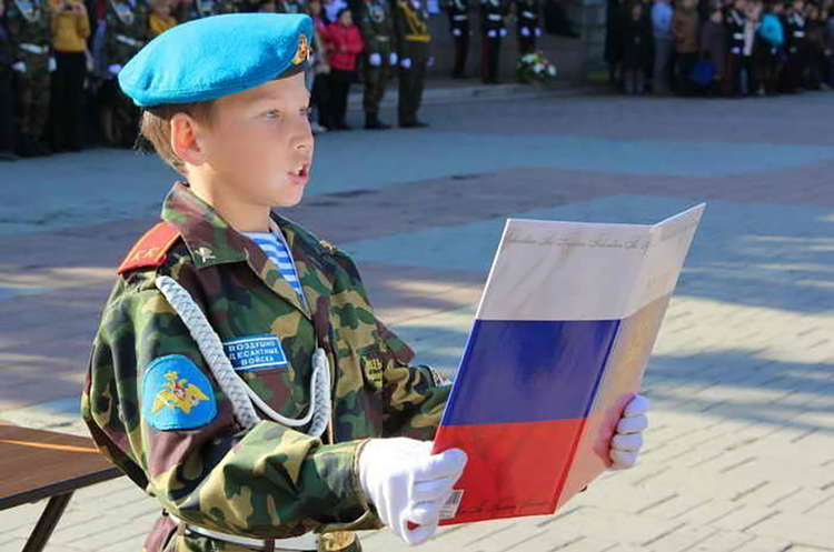 В рф почали залучати більше дітей до військової підготовки В рф почали залучати більше дітей до військової підготовки