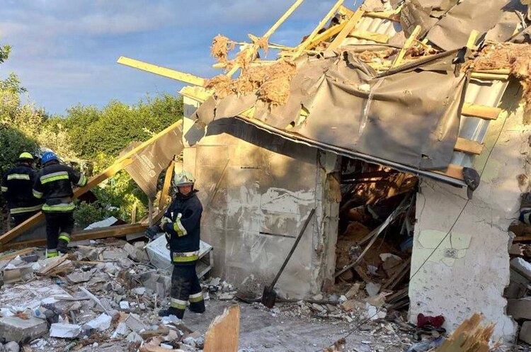 Окупанти обстріляли з «Градів» житловий квартал Нікополя на Дніпропетровщині Окупанти обстріляли з «Градів» житловий квартал Нікополя на Дніпропетровщині