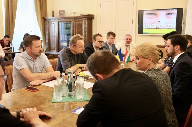 Угорщина дозволила транзит зброї в Україну через свою територію Угорщина дозволила транзит зброї в Україну через свою територію