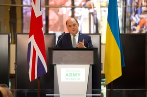 Великобритания усилит военную помощь Украине