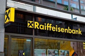 Банки Raiffeisen у Європі зупиняють обмін готівкової гривні на іноземну валюту