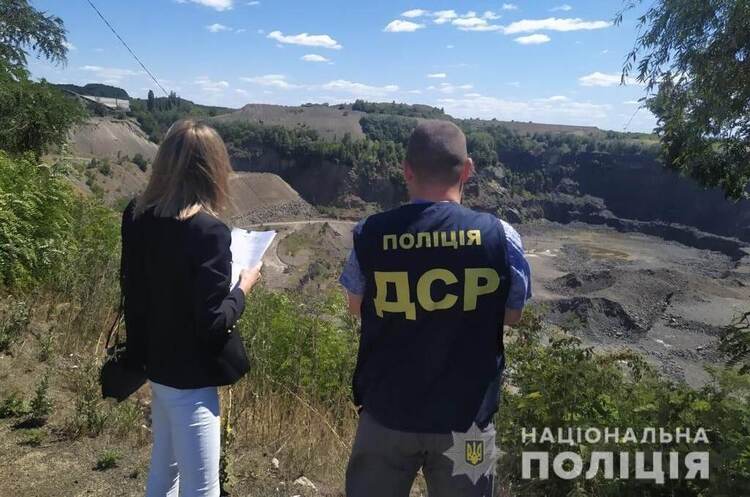 Екскерівника кар'єру підозрюють у незаконному видобутку надр на понад 450 млн грн Екскерівника кар'єру підозрюють у незаконному видобутку надр на понад 450 млн грн