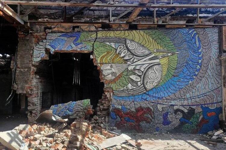 У Маріуполі внаслідок обстрілів майже знищено шедеври монументального мистецтва – мозаїки Алли Горської