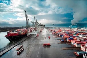 Найбільший порт Європи оголосив про повну зупинку контейнерних перевезень у росію
