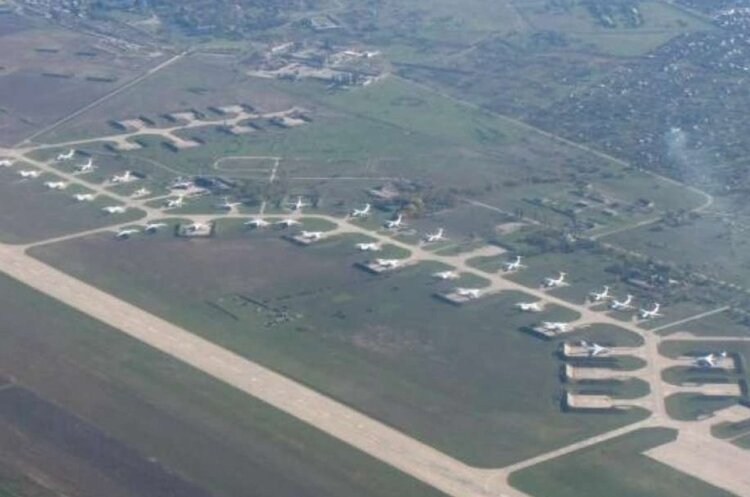 Аеродром у Мелітополі Російські військові намагаються відновити аеродром у Мелітополі – розвідка
