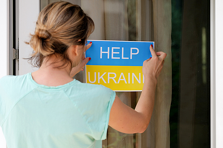 Виїхати й не загубитись: як українцям за кордоном знайти допомогу та підтримку