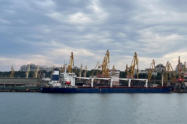 Перше судно із зерном виходить з України вранці в понеділок – Мінінфраструктури
