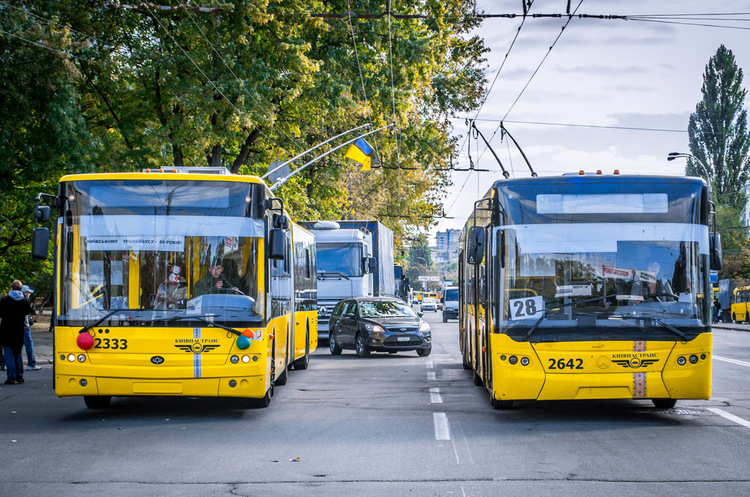 ОНОВЛЕНО: Наземний громадський транспорт у Києві зупинятиметься на час повітряної тривоги