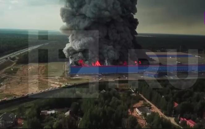 На росії масштабна пожежа на складі Ozon під москвою, розглядають версію підпалу (ВІДЕО) На росії масштабна пожежа на складі Ozon під москвою, розглядають версію підпалу (ВІДЕО)