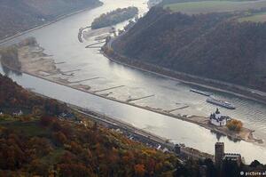 Через падіння рівня води в Рейні річка стала майже непрохідною для суден