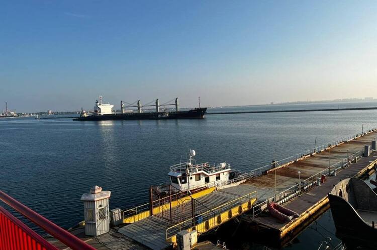 Три судна з українською кукурудзою вранці вирушили з одеських портів до Туреччини, Британії та Ірландії