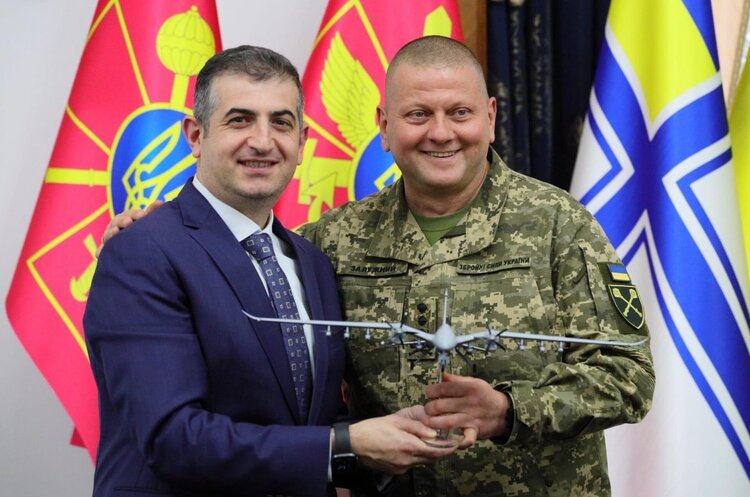Халук Байрактар разом із головнокомандувачем ЗСУ Валерієм Залужним Baykar побудує завод «байрактарів» в Україні