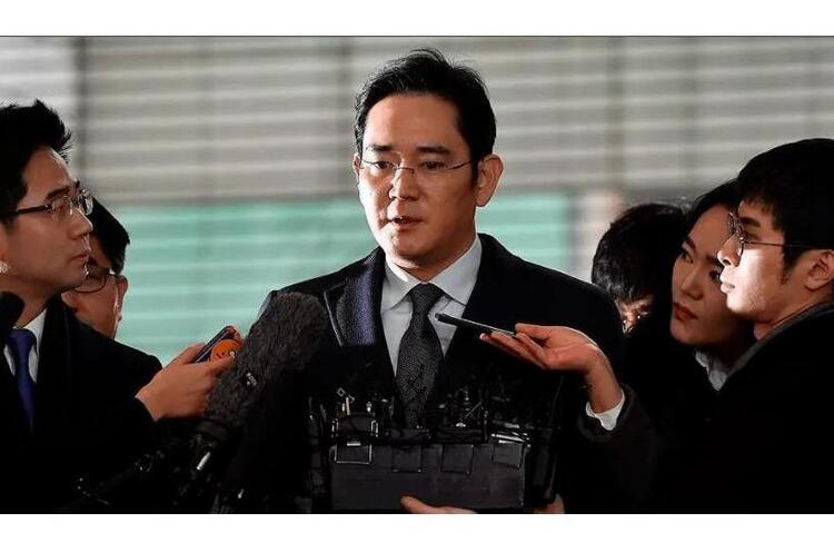 Президент Південної Кореї помилував главу Samsung, засудженого за корупцію