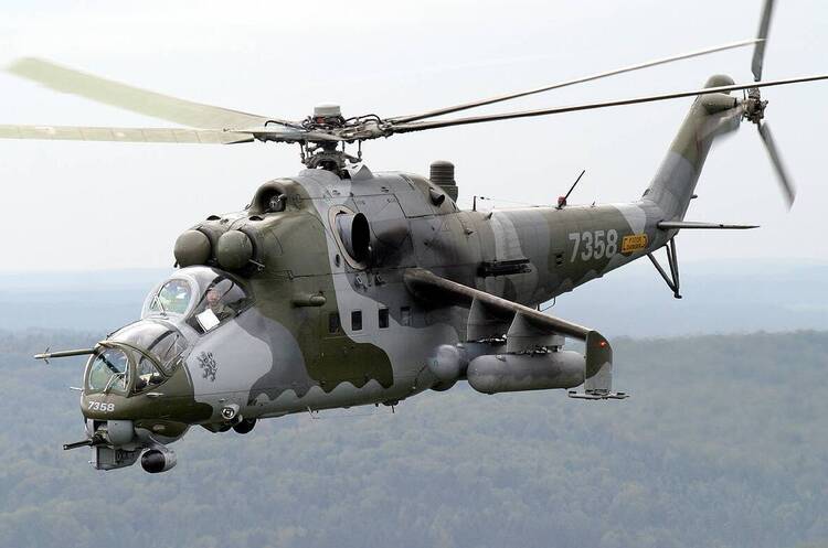 Мі-24 Російський парк вертольотів для атак проти України зріс: рф тримає довкола українських кордонів 360 гелікоптерів і 430 літаків