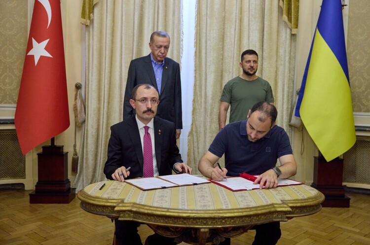 Туреччина підписала меморандум про участь у відбудові України Туреччина підписала меморандум про участь у відбудові України