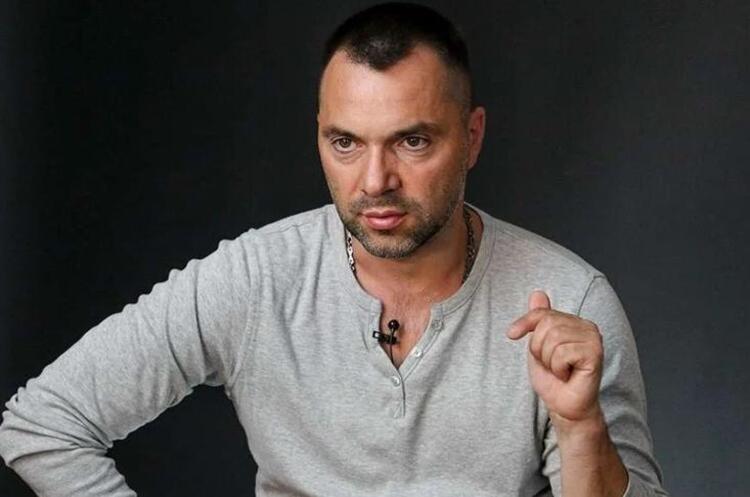 фото DR Подоляк пояснив, чому Арестовича немає в списку штатних радників керівництва ОП