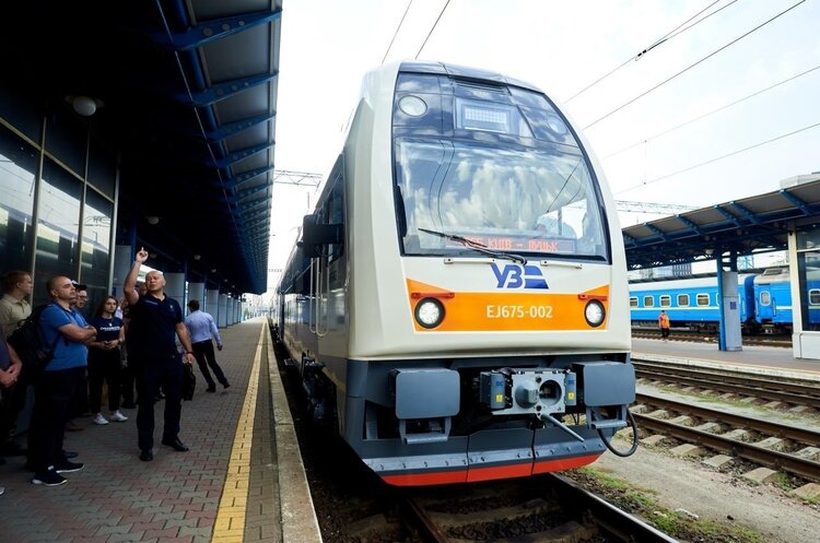 «Укрзалізниця» запустила два модернізовані пасажирські потяги з Києва «Укрзалізниця» запустила два модернізовані пасажирські потяги з Києва